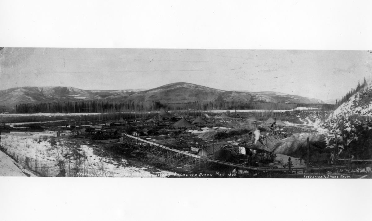 Photo aérienne en noir et blanc de construction près de la rivière Klondike