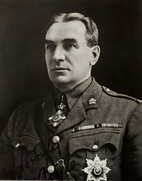 Portrait en noir et blanc d'un homme en uniforme militaire