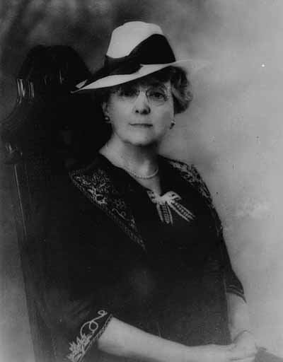 Portrait en noir et blanc d'une personne portant un chapeau