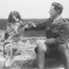 Photo historique d'un homme et d'un chien assis