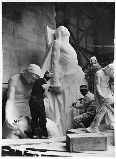 Artistes travaillant sur de grandes sculptures