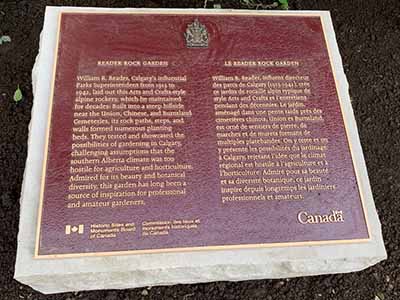 Une plaque commémorative en bronze sur le sol