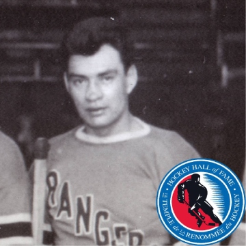 Portrait en noir et blanc d'un joueur de hockey et logo du Temple de la renommée du hockey