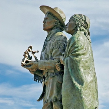 Statue of a man and a women standing side by side