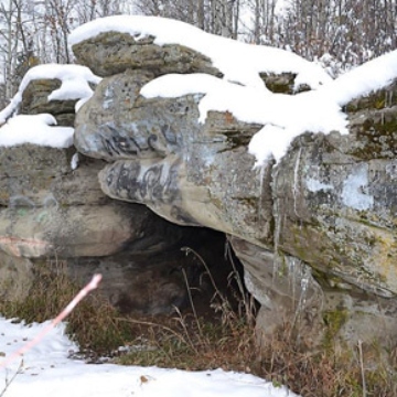 L'entrée de la grotte de Tse’K’wa avec de la neige aux alentours
