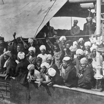 Photo en noir et blanc d'un groupe de personnes sur un bateau