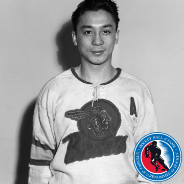 Portait en noir et blanc d'un joueur de hockey avec son chandail