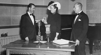 Mary Grannan reçoit la clé de la ville de Fredericton du maire Ray Forbes, Stewart Neill en 1948.