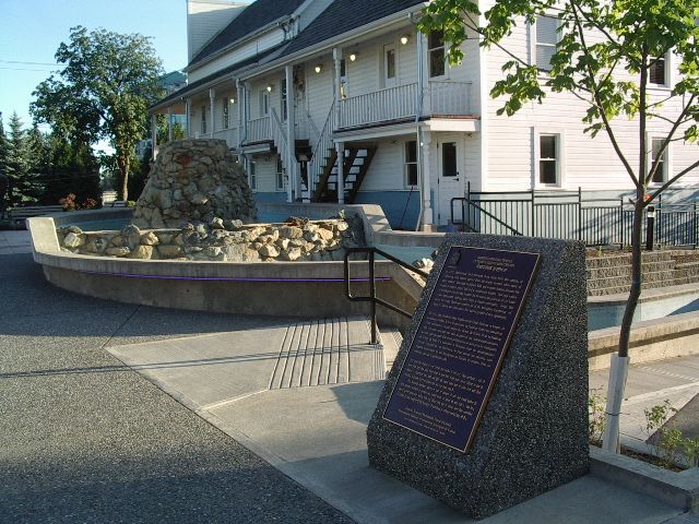 Commemorative bronze plaque in front of a building