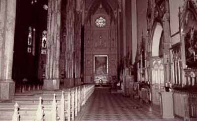 Intérieur d'une basilique, montrant les allées, les piliers et la chaire