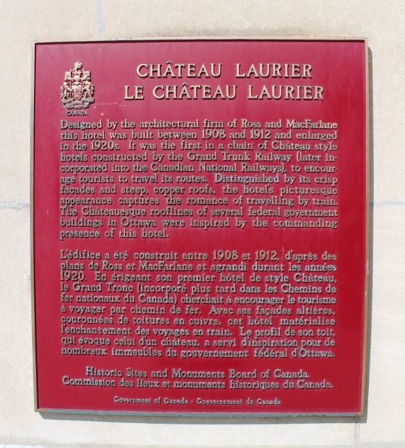Une plaque commémorative en bronze