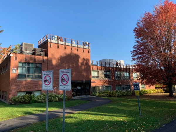 Un grand bâtiment entouré d'arbres