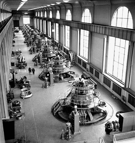 Black and white photo the queenston-chippawa power generating station's main floor and ten turbines