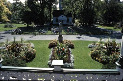 Photo d'un jardin historique avec un monument 