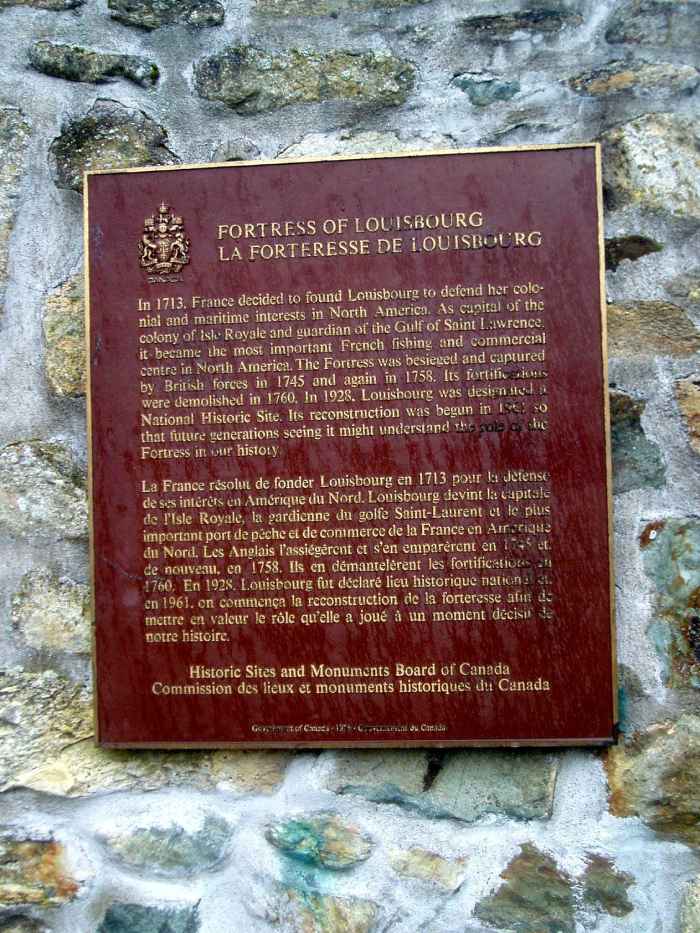 Une plaque commémorative en bronze installée sur un mur de pierres