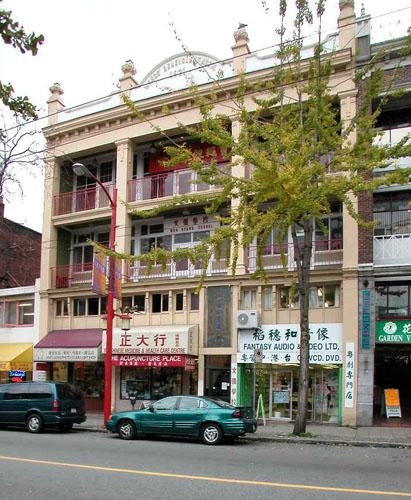 Un bâtiment vue depuis l'autre côté de la rue