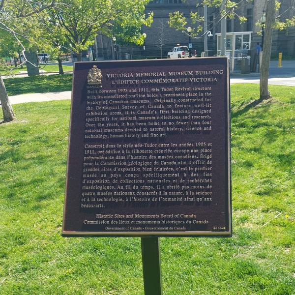 Plaque commemorating the national historic importance of the Victoria Memorial Museum in Ottawa