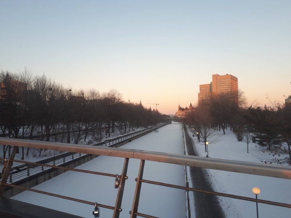 Vue hivernale du canal Rideau depuis un pont, Ontario