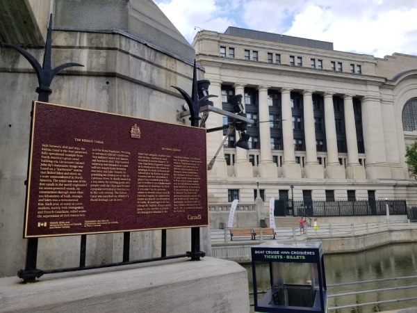 Plaque commémorative le long du sentier bordant le canal Rideau, sous le pont Plaza