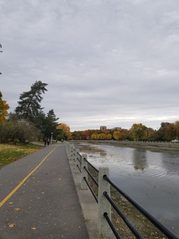 Vue automnale du canal Rideau et des sentiers, Ontario