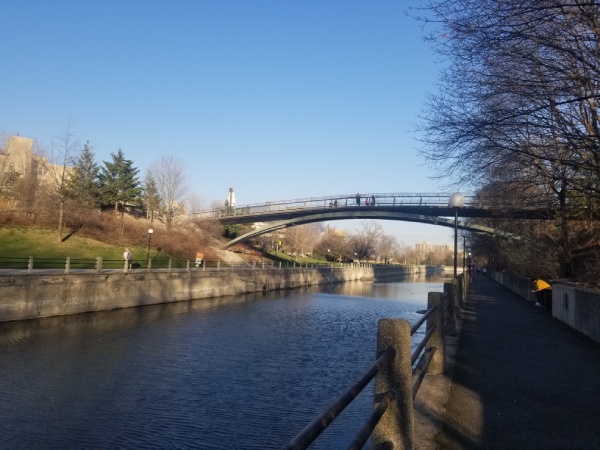 Vue de la passerelle de Corktown au-dessus du canal Rideau, Ontario