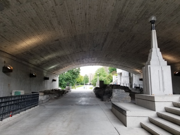 Tunnel sous le pont Plaza, près du canal Rideau à Ottawa