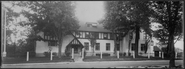 Photo en noir et blanc d'une grande maison