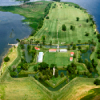 Vue en plongée du lieu historique national du Fort-Lennox et la rivière Richelieu