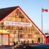 Un grand bâtiment avec un drapeau canadien