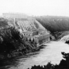 Photo en noir et blanc de la centrale hydroélectrique Queenston-Chippawa en Ontario, 1998