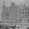 Photo en noir et blanc d'un grand édifice gothique, le Musée Commémoratif Victoria, désigné lieu historique national