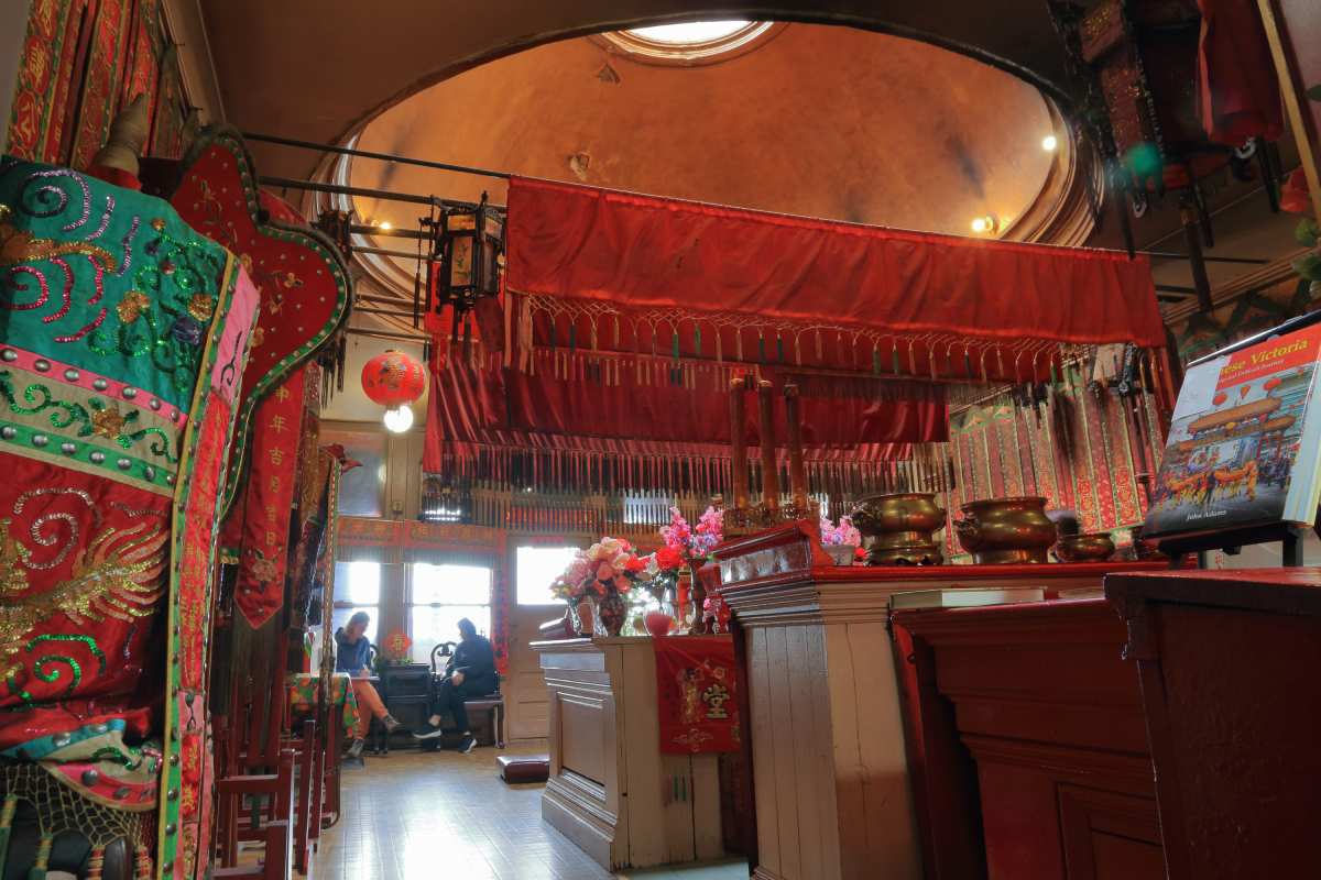 Des autels à l'intérieur du lieu histrique national du temple Tam Kung, Victoria, Colombie-Britannique, 2024