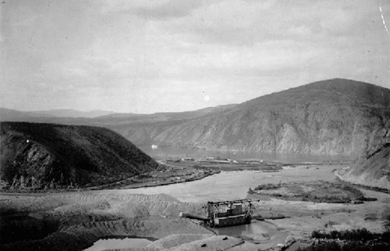 Black and white photo of a dredge near a water basin