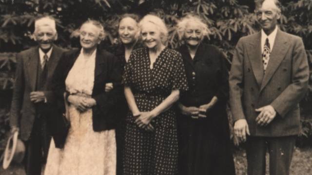 Un groupe de six personnes souriant pour une photo