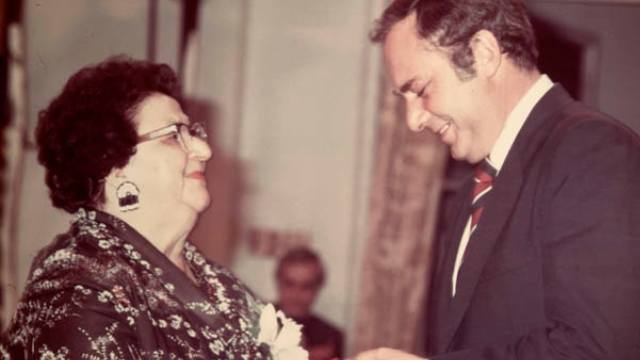 Deux personnes qui sourient et se serrent la main