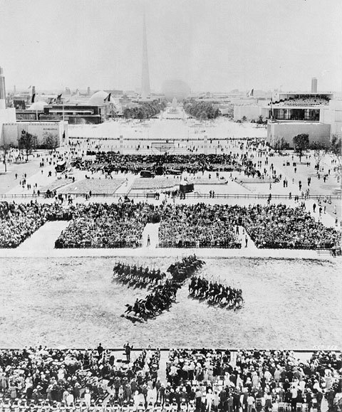Image d'une foule dans une foire, pendant les années 1930