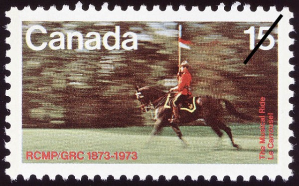Timbre-poste d'un agent de police en uniforme écarlate à cheval, tenant un drapeau
