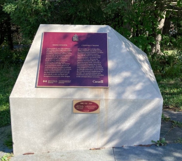 Plaque commémorative sur son socle