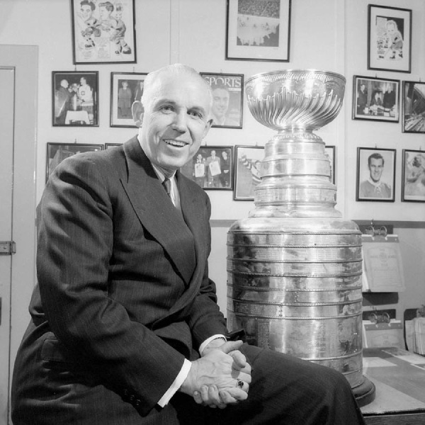 Clarence Campbell, président de la Ligue nationale de hockey et de la Coupe Stanley, 1957