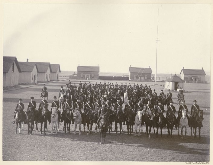 Défilé de la Police montée du Nord-Ouest, vers 1891-1896