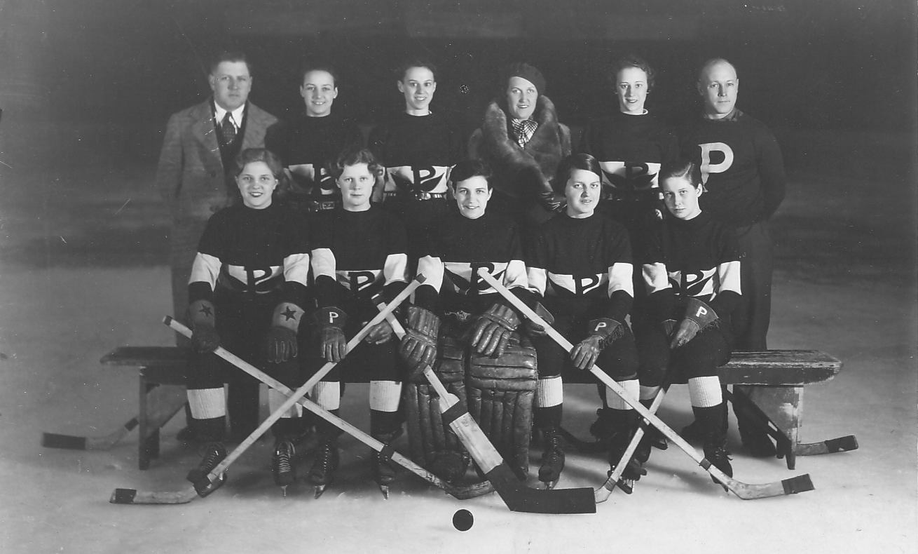 A team of women hockey players