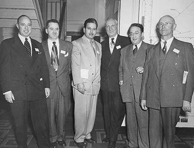 Un groupe de personnes debout ensemble
