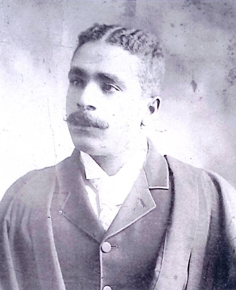 Portrait d'un homme noir portant un costume