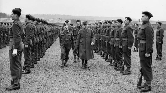 Des généraux militaires marches à travers des rangs de soldats vers 1940