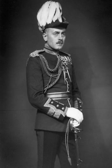 Le major-général A.G.L. McNaughton est vêtu d'un uniforme militaire de cérémonie décoré et tient une épée, vers 1934