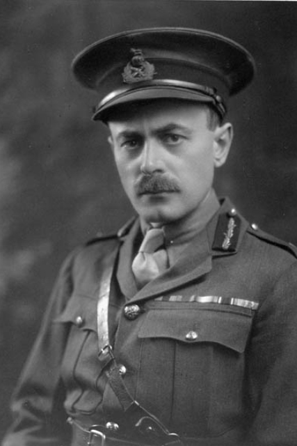 Le brigadier-général A.G.L. McNaughton en uniforme militaire, vers 1920