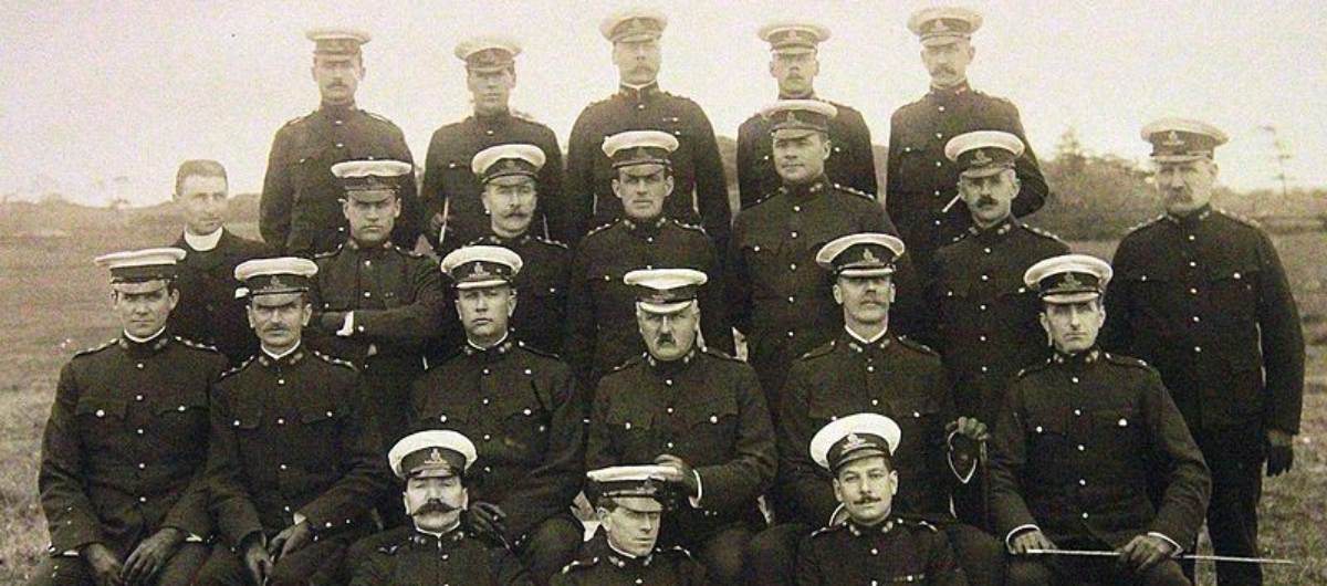 Un groupe de soldats assis