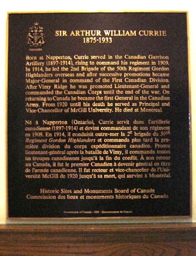 Une plaque commémorative en bronze