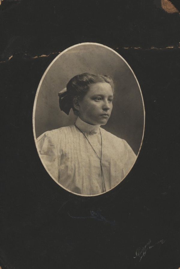 Portrait en noir et blanc d'une femme pendant les années 1910