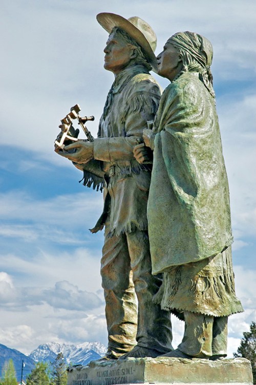 Statue plein pieds d'un homme et d'une femme
